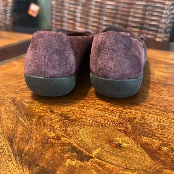 Clark’s collection wine color flats EUC. Size 6. - Picture 4 of 8